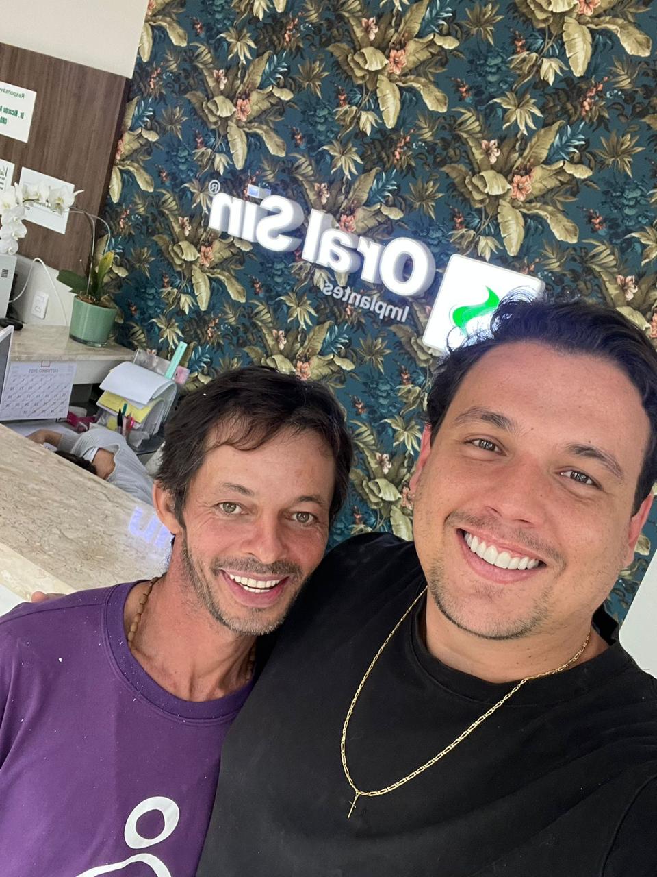 Dr. Pedro Longo com paciente na Oral Sin